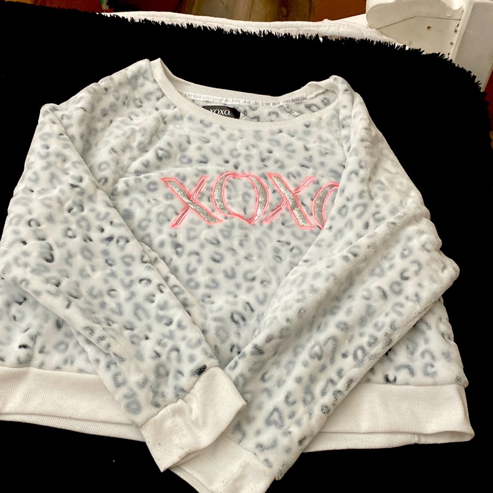A gray is sweater that says Xoxo design pink
